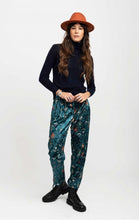 Afbeelding in Gallery-weergave laden, Wild Trousers Malo Green €130
