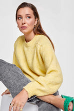 Afbeelding in Gallery-weergave laden, Alix Fluffy Pullover Yellow €130
