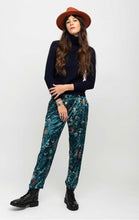 Afbeelding in Gallery-weergave laden, Wild Trousers Malo Green €130
